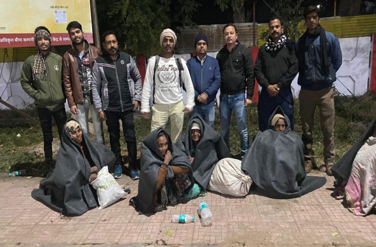 झांसी: ठंड में ठिठुरते लोगों को मिली मदद की आंच, ‘उम्मीद रोशनी की’ संस्था ने बांटे कंबल ummeed roshni ki 1