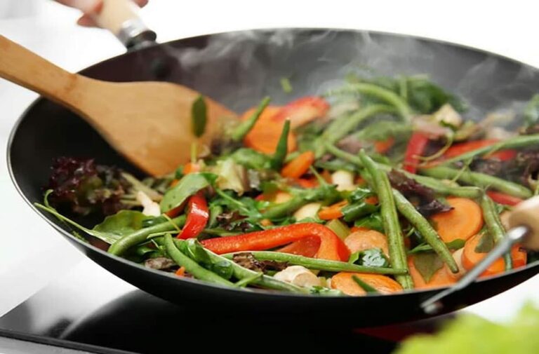 Avoid Cooking These Foods In An Iron Kadhai readmeloud