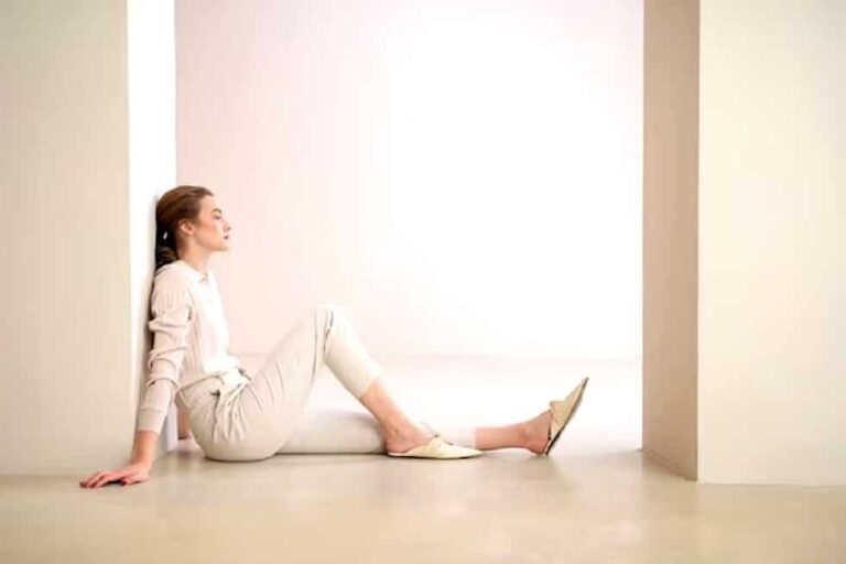 Sitting facing an empty wall is inauspicious know its disadvantages vastu tips