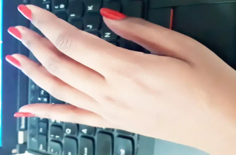 हां, मुझे अपने हाथों से मोहब्बत है hathon se mohabbat hai mujhe