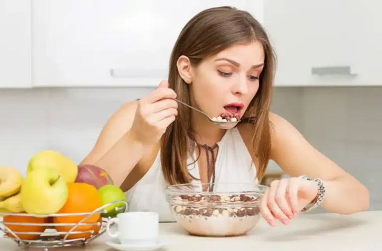 जल्दी-जल्दी नहीं खाना चाहिए खाना, इन समस्याओं को झेलना पड़ सकता है jald jaldi khana nahi khana chaiye