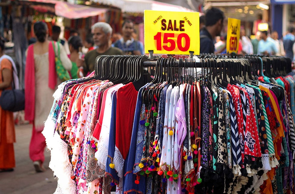 दिल्ली में यहां मिलते हैं सबसे सस्ते ब्रांडेड कपड़े, ऑनलाइन भी नहीं ढूंढ पाओगे