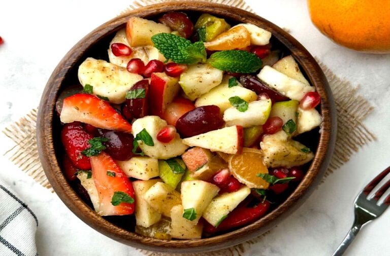 नोएडा में गजब की ‘फ्रूट चाट’ बेचता है यह चाट वाला, दौड़े-दौड़े खाने जाते हैं लोग fruit chaat