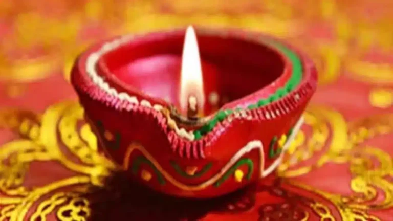 Diwali 2023: दिवाली के दिन इस दिशा में न जलाएं दीपक, रुष्ट हो सकती हैं मां लक्ष्मी kis disha me diya jalana ashubh