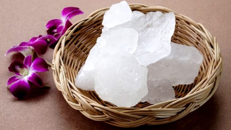 घर में इन जगहों पर बांध दें फिटकरी, नहीं होगी कभी पैसों की कमी! fitkari ke totke