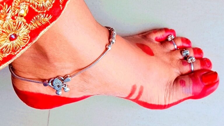 सुहागिनें इस दिन न लगाएं आलता, सोलह श्रृंगार में में न करें यह भयंकर गलती alta lagane ke fayde