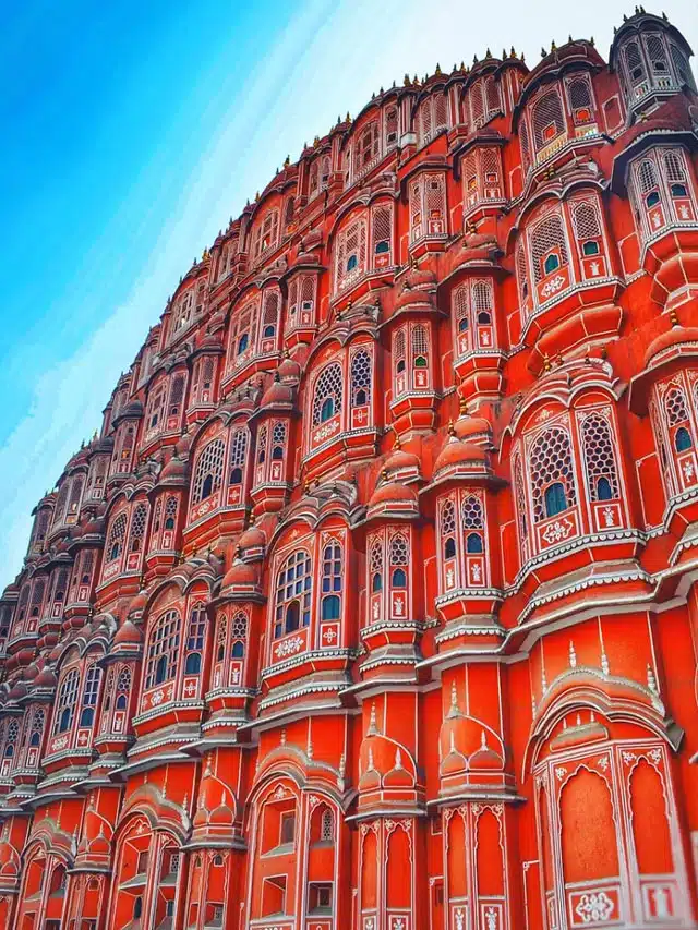 जयपुर के हवामहल में कितनी खिड़कियां हैं?