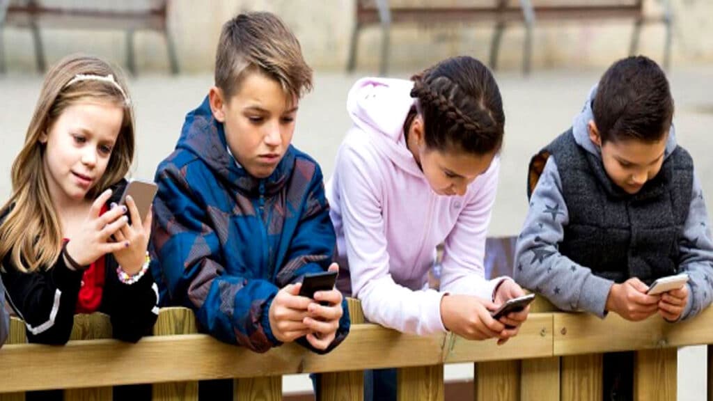 बच्चों की मोबाइल की लत छुड़ा सकता है यह Video, मां-बाप में खुशी से फूले नहीं समा रहे