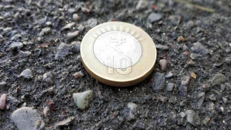 सड़क पर रुपये-पैसे मिलने का क्या संकेत होता है, जानें फलदाई होगा या अशुभ? sadak par rupay milne se ky