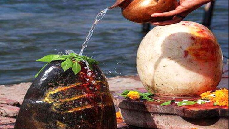 शिवलिंग पर तांबे के लोटे से चढ़ाएं जल, पूरी होगी हर मनोकामना tambe ke lote se jal chadha