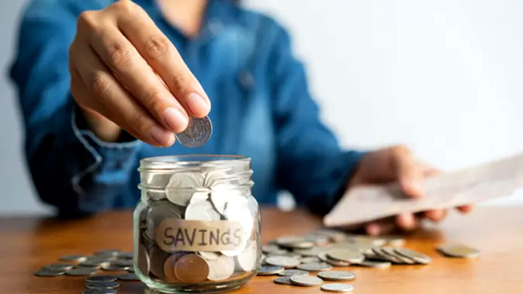 Vastu Tips For Saving Money: कम सैलरी वाले भी कर सकेंगे तगड़ी बचत, अपनाकर देखें ये वास्तु उपाय