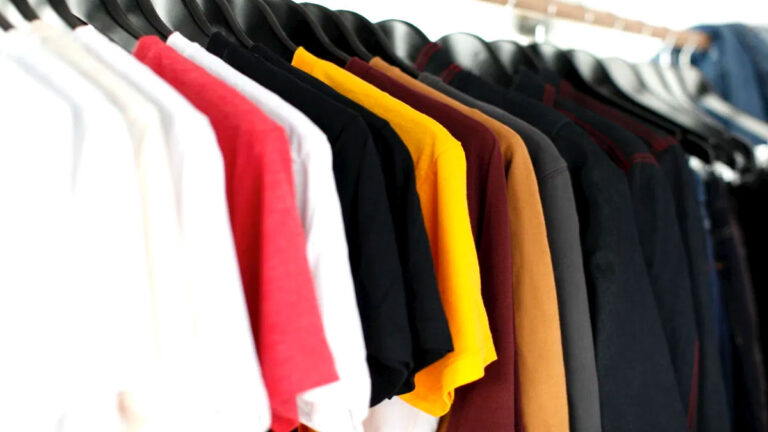 गुरुवार को न पहनें इस रंग के कपड़े, होता है अशुभ guruwar ko kaun se rang ke