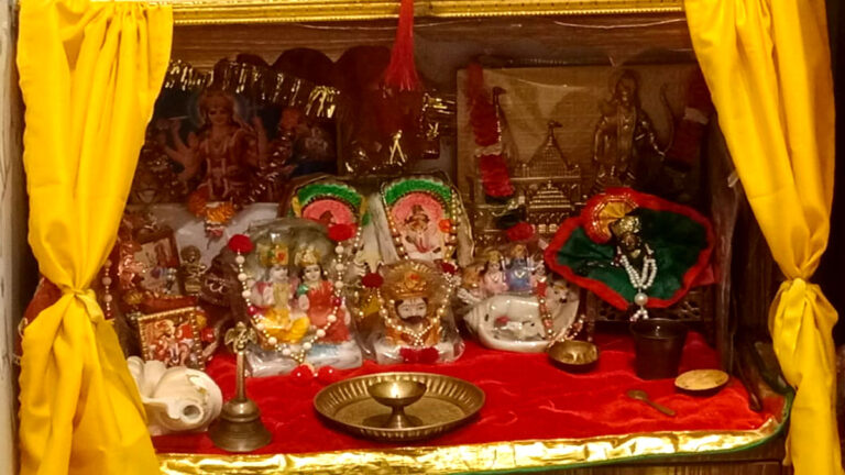 घर के मंदिर में नहीं होनी चाहिए ये 3 चीजें, हो सकते हैं बर्बाद mandir me kya na rakhen