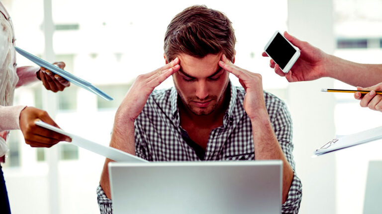 ऑफिस वर्कलोड से मिलने वाली टेंशन रहेगी कोसों दूर, इन आसान तरीकों से खुद को रखें कूल office work load