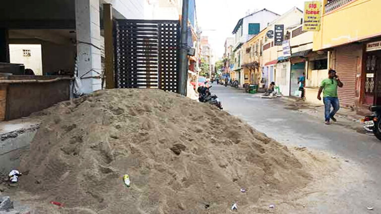 गली में ईंट और कंस्ट्रक्शन का सामान रख सकते हैं कि नहीं? पहले ही जान लें जुर्माना राशि house construction material on roads rules