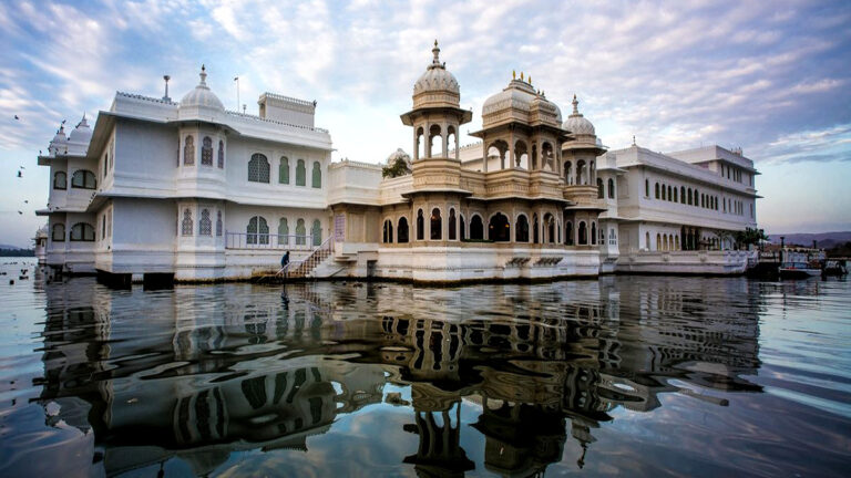 बेहद खूबसूरत हैं उदयपुर की ये जगहें, ट्रिप को बना देंगी यादगार udaipur best place