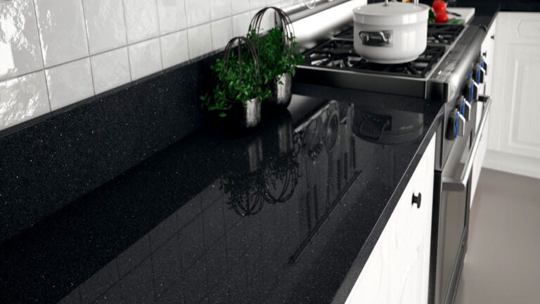 kitchen me kala pathtar ke