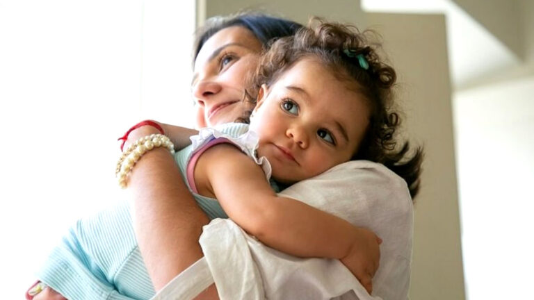 bachche ko gala lagane ke f