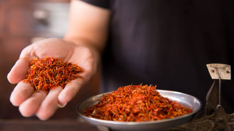 मर्दों की ताकत बढ़ाता है केसर, दूर करे शारीरिक कमजोरी, जानें और फायदे purushon ke liye kesar ke f