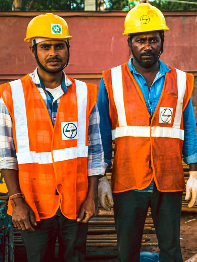 सिंगापुर के मजदूरों को मिलती है इतनी सैलरी