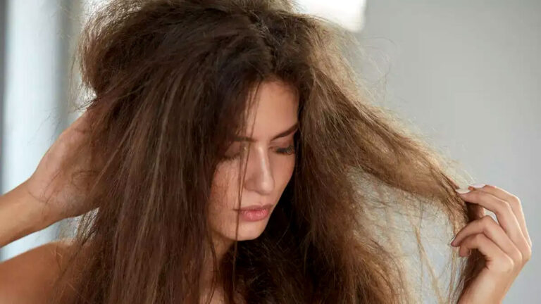 सिल्की हो जाएंगे झाड़ू जैसे बाल, जादुई असर करते हैं ये देसी नुस्खे rough hair