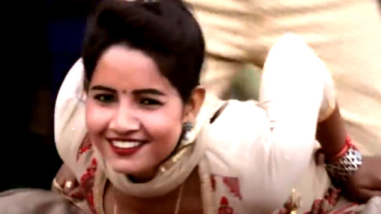 Haryanvi Song: सुनीता बेबी के नखरीले ठुमकों पर दीवाने हुए बूढ़े, Video ने मचाया बवाल sunita baby dance video
