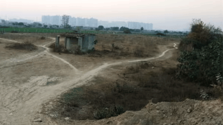 ग्रेटर नोएडा: एक प्लॉट, तीन दावेदार! ₹40 लाख में खरीदी जमीन पर बवाल bisrakh jamin vivad greater