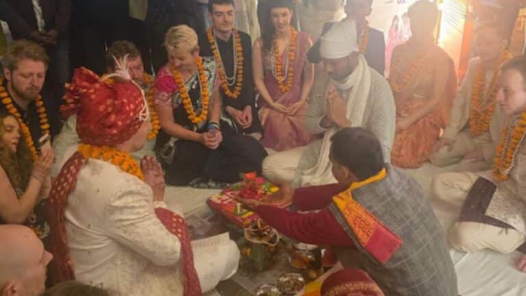 6376 KM दूर से यूपी आई बारात, शेरवानी में सजे दूल्हे ने हिंदी गानों पर लगाए ठुमके, बनी चर्चा का विषय Rulan Verma