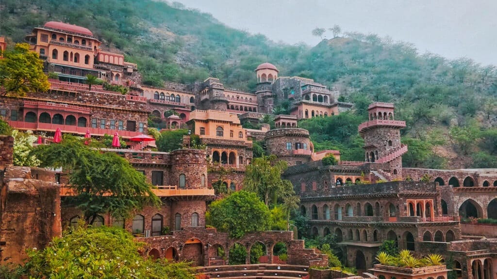 दिल्ली से 2 घंटे दूर ये 600 साल पुराना किला आज बन चुका है रॉयल लग्ज़री डेस्टिनेशन! 1 neemrana fort