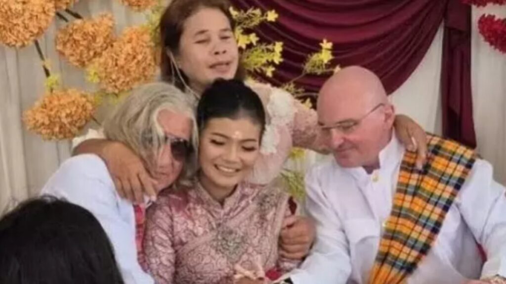 एक दुल्हन, दो दूल्हे! थाईलैंड में प्यार की अनोखी मिसाल बनी यह शादी, इंटरनेट पर मचाया तहलका Bride marries two grooms