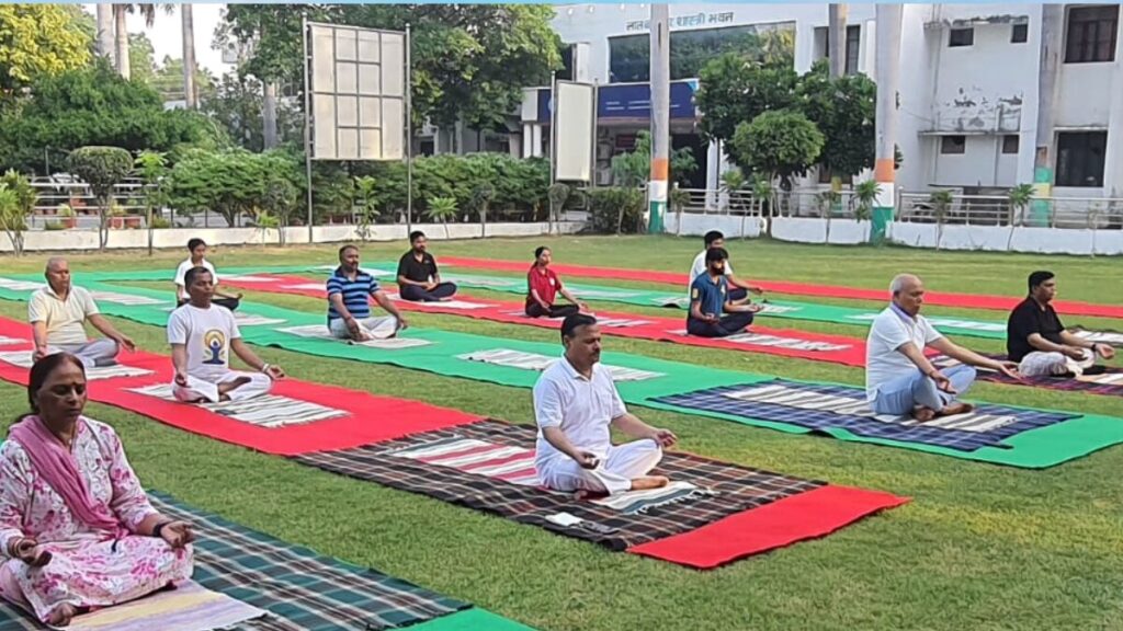 योग दिवस 2026 की तैयारियां तेज! अवध विश्वविद्यालय में शिक्षकों और छात्रों ने किया योगाभ्यास अवध विश्वविद्यालय में अंतर्राष्ट्रीय योग दिवस के लिए योग प्रोटोकॉल का पूर्वाभ्यास करते छात्र और शिक्षक