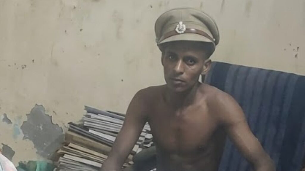 पुलिस चौकी में घुसा शराबी, दरोगा की कुर्सी पर बैठ फाइलें खंगालता रहा; VIDEO चर्चा में Hapur police outpost