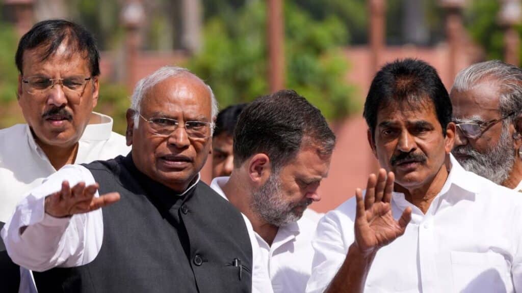 NEET विवाद पर संसद में तीसरे दिन भी हंगामा, शिक्षा मंत्री के इस्तीफे पर अड़ा विपक्ष Mantar Protest (2)