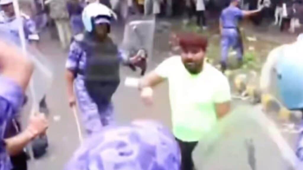NEET Protest: संसद मार्च के दौरान लाठीचार्ज, पुलिस के सामने डटा प्रदर्शनकारी, ‘मारो सर’ वीडियो वायरल NEET Protest Delhi