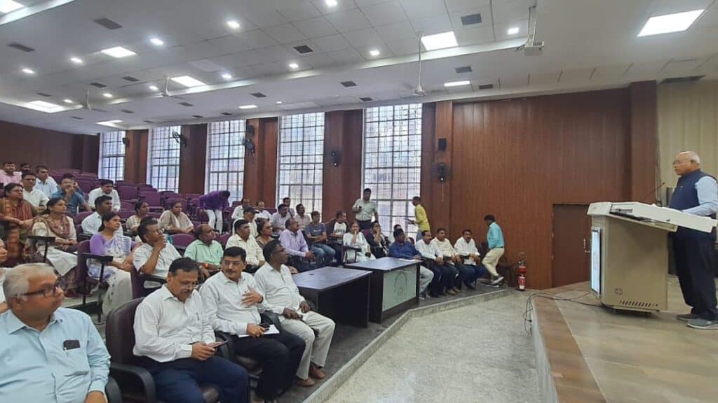 अवध विश्वविद्यालय में नए शैक्षणिक सत्र की तैयारी तेज, कुलपति बोले- शिक्षक ही छात्रों के भविष्य के शिल्पकार Vice-Chancellor Bijendra Singh
