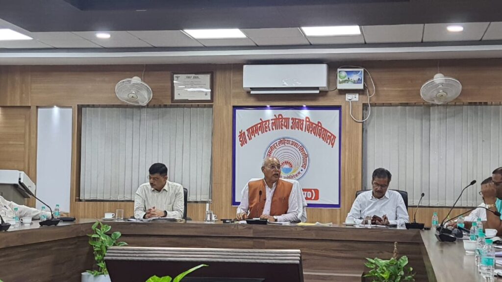 अवध विश्वविद्यालय के 31वें दीक्षांत समारोह की तैयारियां तेज, मियावाकी गार्डन में लगेंगे 1000 से अधिक प्रजातियों के पौधे awadh university (1)