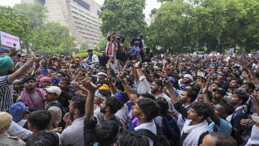 Cockroach Janta Party की ‘चलो संसद’ रैली, सोनम वांगचुक के समर्थन में दिल्ली में हजारों लोग जुटे Cockroach Janta Party Protest Update