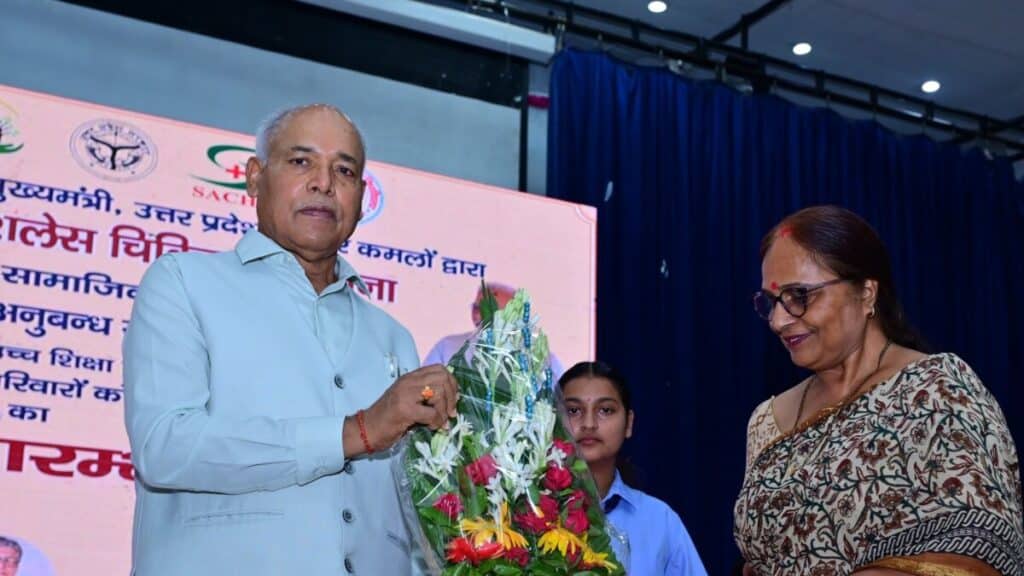 अवध विश्वविद्यालय में बांटे गए ‘मुख्यमंत्री शिक्षक कैशलेस चिकित्सा कार्ड’, कुलपति बोले- शिक्षकों के लिए बड़ा सुरक्षा कवच cm teacher cashless 11