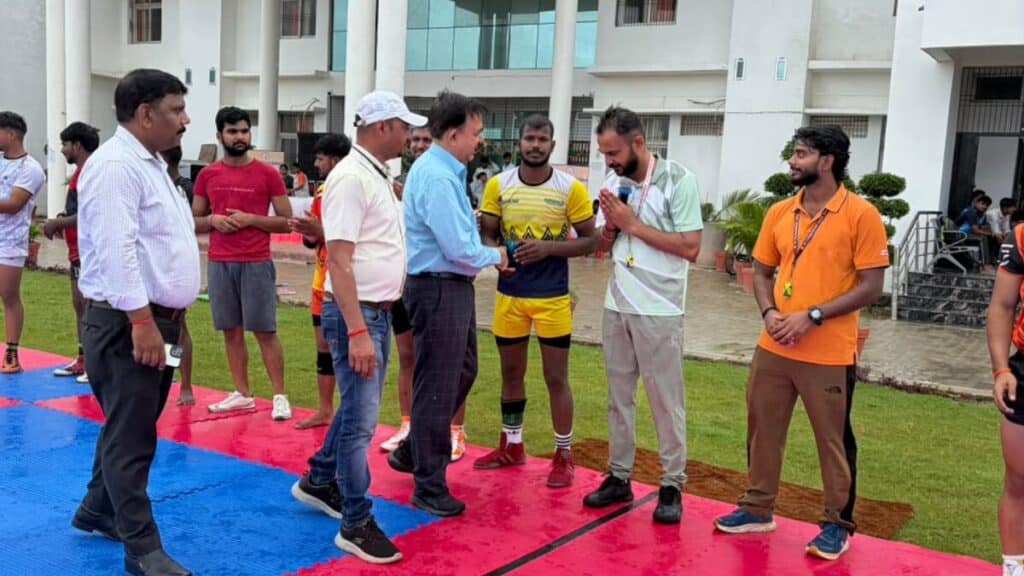 अवध विश्वविद्यालय में दीक्षोत्सव खेल सप्ताह 2026, फुटबॉल और पारंपरिक खेलों में खिलाड़ियों ने दिखाया दम Dikshotsav Sports Week