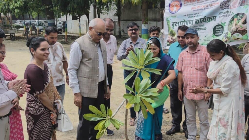 Ayodhya News: अवध विश्वविद्यालय में ‘एक पेड़ मां के नाम’ अभियान, 35 पौधों का रोपण; 1100 प्रजातियों का विकसित होगा मियांबाकी वन Tree Plantation Campaign