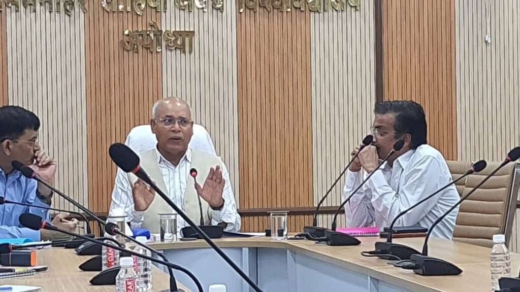 अवध विश्वविद्यालय में बड़ा बदलाव, कुलपति ने दिए प्रशासन सुधार के सख्त निर्देश VC Bijendra Singh