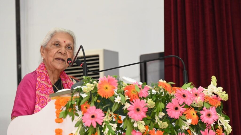 अवध विश्वविद्यालय दीक्षांत समारोह: राज्यपाल आनंदीबेन पटेल ने छात्रों को किया सम्मानित, भग्गा लाल कुम्हार को मिली मानद उपाधि anandiben patel