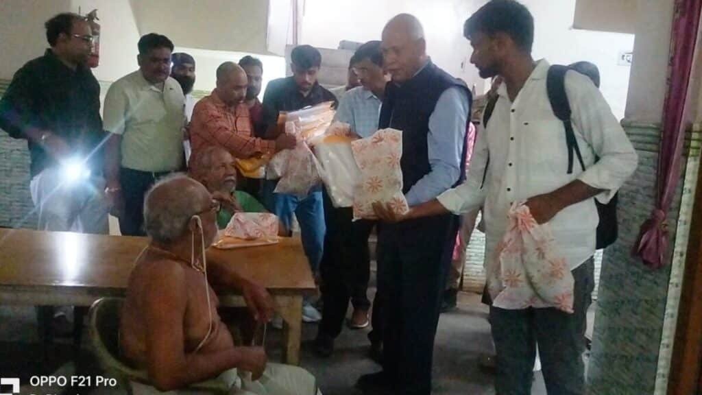 अवध विश्वविद्यालय ने 135 वृद्धजनों को बांटी जरूरत की सामग्री, कुलपति बोले- बुजुर्ग समाज की अमूल्य धरोहर Ayodhya News