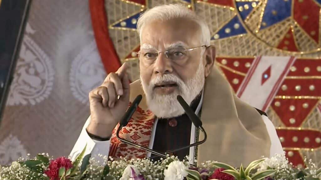 PM मोदी के कार्यक्रम स्थल पर सुरक्षा में सेंध! PMO अधिकारी बनकर पहुंचा 24 वर्षीय युवक, बॉडीगार्ड के पास मिली बंदूक Narendra Modi
