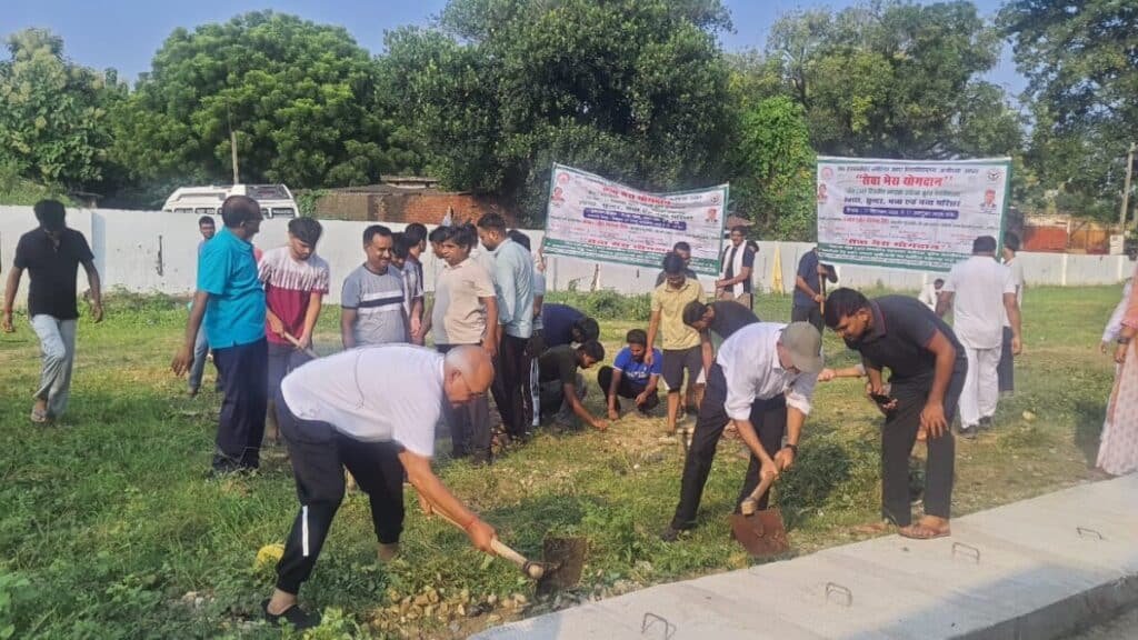 स्वच्छता से सेवा तक… अवध विश्वविद्यालय परिवार ने मिलकर बदली परिसर की तस्वीर Seva Sankalp Abhiyan (1)