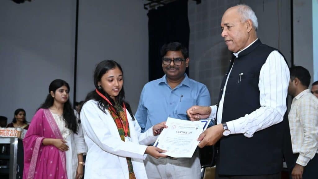 अयोध्या में विश्व फार्मासिस्ट दिवस मनाया गया, कुलपति ने कहा- स्वास्थ्य सेवा में फार्मासिस्ट की भूमिका अहम World Pharmacists Day