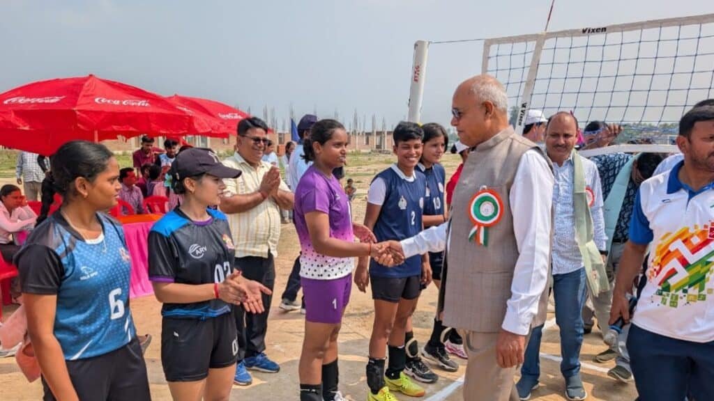 अवध विश्वविद्यालय की महिला वॉलीबॉल प्रतियोगिता में देव इंद्रावती कॉलेज बना चैंपियन, आवासीय परिसर की टीम उपविजेता Ayodhya News