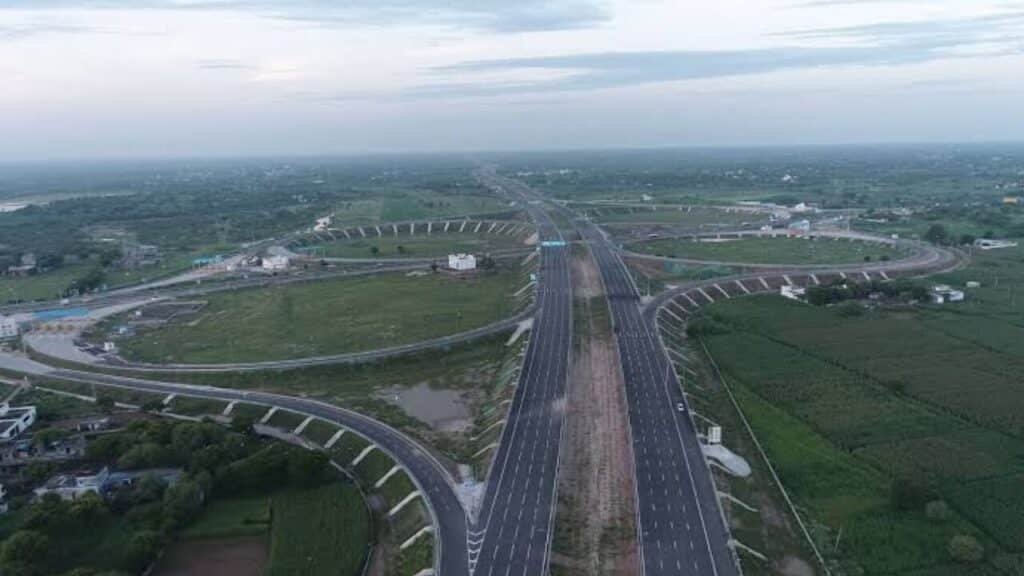दिल्ली से मुंबई का सफर 12–13 घंटे में? जानें 1,386 KM लंबे दिल्ली-मुंबई एक्सप्रेसवे की पूरी डिटेल Delhi-Mumbai Expressway