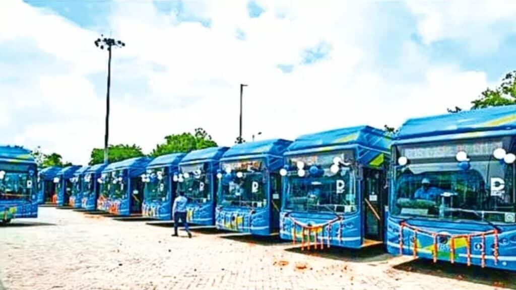 ग्रेटर नोएडा में सफर होगा आसान! 4 नए रूटों पर दौड़ने लगीं इलेक्ट्रिक बसें, चार्जिंग स्टेशन भी बढ़ेंगे Noida Electric Bus