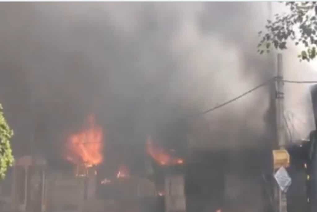 Noida Fire: नोएडा में 6 दुकानों में भीषण आग, एक की मौत, अंदर मिले बड़ी संख्या में LPG सिलेंडर Noida Fire
